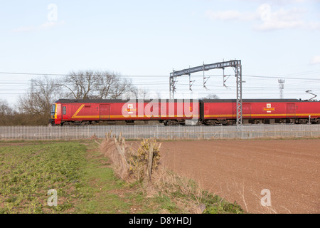 Ein Royal Mail-Zug auf der elektrifizierten Eisenbahn der West Coast Main Line in Staffordshire. Stockfoto