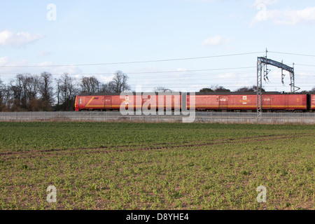 Ein Royal Mail-Zug auf der elektrifizierten Eisenbahn der West Coast Main Line in Staffordshire. Stockfoto