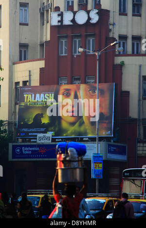 1. Dezember 2012 - Mumbai, ist Maharashtra, Indien - die Eros-Kino-Gebäude in Mumbai ein klassisches Beispiel für Architektur Art-Deco-Stil der 1930er und 1940er Jahren. Art Deco Gebäude in Mumbai, Indien fanden eine neue Legion von Fans nach einem Stück von Strukturen in den 1920er Jahren gebaut, 30er und 40er Jahren wurde letztes Jahr eine von zwei indischen Gebote als UNESCO-Weltkulturerbe deklariert werden. Mumbai hat eine der größten Konzentrationen von original und Überlebende Art-Deco-Gebäude in der Welt, zweiter nur nach Miami. -Deco-Gebäude in einer Zeit der überschwänglichen Optimismus und Opulenz in Mumbai aufgetaucht. Art-Deco-Stil ich Stockfoto