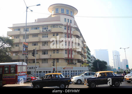 1. Dezember 2012 - Mumbai, ist Maharashtra, Indien - The Soona Mahal Gebäude in Mumbai ein klassisches Beispiel für Architektur Art-Deco-Stil der 1930er und 1940er Jahren. Art Deco Gebäude in Mumbai, Indien fanden eine neue Legion von Fans nach einem Stück von Strukturen in den 1920er Jahren gebaut, 30er und 40er Jahren wurde letztes Jahr eine von zwei indischen Gebote als UNESCO-Weltkulturerbe deklariert werden. Mumbai hat eine der größten Konzentrationen von original und Überlebende Art-Deco-Gebäude in der Welt, zweiter nur nach Miami. -Deco-Gebäude in einer Zeit der überschwänglichen Optimismus und Opulenz in Mumbai aufgetaucht. Art-Deco-Stil ich Stockfoto