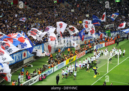 Japan-Teamgruppe (JPN), 4. Juni 2013 - Fußball / Fußball: eine allgemeine Ansicht. Japan-Spieler erkennen Fans feiern sie ihre WM-Liegeplatz nach 2014 FIFA Finale der World Cup asiatische Qualifikation Runde Gruppe B Übereinstimmung zwischen Japan 1-1 Australien im Saitama Stadium 2002 in Saitama, Japan. (Foto von SONG Seak-In/AFLO) Stockfoto