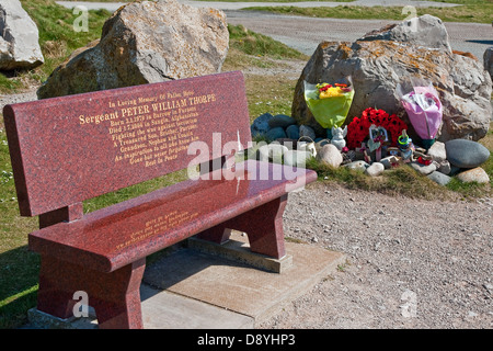 Denkmal für einen britischen Soldaten getötet in Afghanistan von seiner Familie am Meer bei Walney Insel, Cumbria, montiert Stockfoto