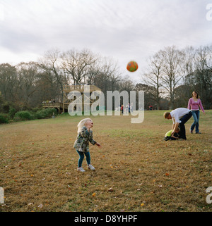 Eine Familie, Fußballspielen, Stockholm, Schweden. Stockfoto