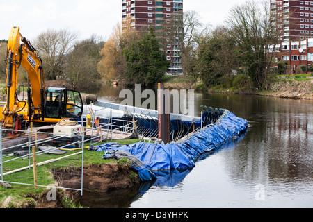 Piledriving arbeiten, die in den Fluss in Tamworth. Beim Bau einer Fischtreppe. F *** ab und lass mich in Ruhe Stockfoto