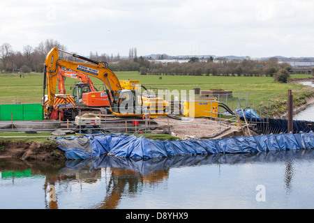 Piledriving arbeiten, die in den Fluss in Tamworth. Beim Bau einer Fischtreppe. F *** ab und lass mich in Ruhe Stockfoto