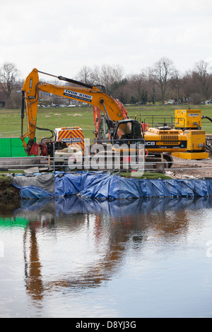 Piledriving arbeiten, die in den Fluss in Tamworth. Beim Bau einer Fischtreppe. F *** ab und lass mich in Ruhe Stockfoto