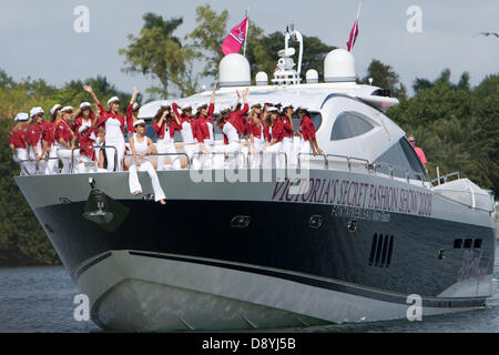 14. November 2008 - Miami Beach, Florida, USA - Victoria Secret Angels im Fontainebleau Resort in Miami Beach mit Yacht anreisen. (Kredit-Bild: © Dana Numkena/ZUMAPRESS.com) Stockfoto