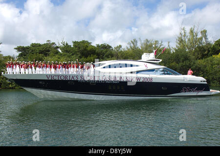 14. November 2008 - Miami Beach, Florida, USA - Victoria Secret Angels im Fontainebleau Resort in Miami Beach mit Yacht anreisen.  (Kredit-Bild: © Dana Numkena/ZUMAPRESS.com) Stockfoto