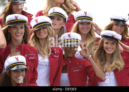 14. November 2008 - Miami Beach, Florida, USA - Victoria Secret Angels im Fontainebleau Resort in Miami Beach mit Yacht anreisen. IM BILD: ALESSANDRA AMBROSIO, MARISA MILLER. (Kredit-Bild: © Dana Numkena/ZUMAPRESS.com) Stockfoto