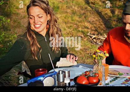 Ein Mann und eine Frau, die Abendessen im Freien, Schweden. Stockfoto
