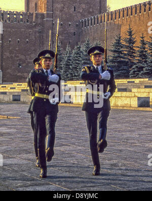 6. Juni 1991 - Moskau, RU - führen Stechschritt Soldaten das stündlich ändern des 24-Stunden-Ehre Wachablösung Lenins Grab Mausoleum auf dem Roten Platz in Moskau. Mitglieder des Regiments einzigartige Kreml waren sie in der historischen Kreml Arsenal untergebracht. Die Wachablösung, begonnen im Jahre 1924 und nur während des zweiten Weltkriegs unterbrochen wurde im Jahr 1993 auf Befehl von Präsident Boris N. Yeltsin gestoppt. (Kredit-Bild: © Arnold Drapkin/ZUMAPRESS.com) Stockfoto