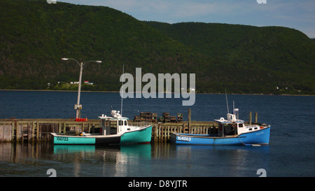 Ein kleiner Kai, hostet einige lokale Hummer Angelboote/Fischerboote entlang Cabot Trail Cape Breton, Nova Scotia. Stockfoto