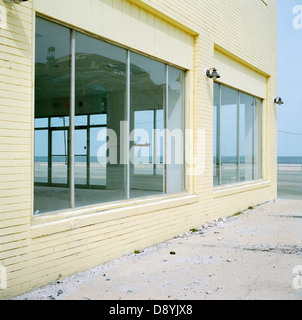 Eine Hand an einem Fenster, Asbury Park, New Jersey, USA. Stockfoto