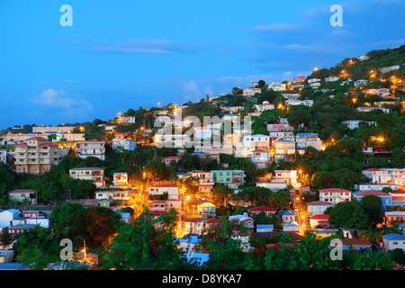 Virgin Islands St. Thomas Bergblick in frühen Morgenstunden mit Gebäuden. Stockfoto
