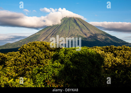 Ansicht von Concepción in Ometepe eine Insel gebildet von zwei Vulkanen steigt aus Nicaragua-See in der Republik Nicaragua Stockfoto