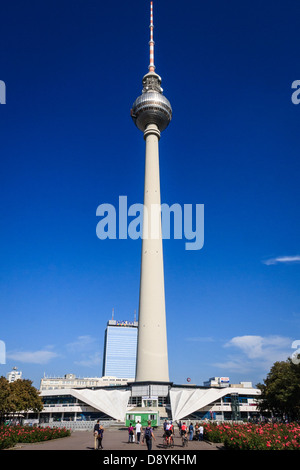 Blick auf den Fernsehturm (Fernsehturm) in Berlin, Deutschland Stockfoto