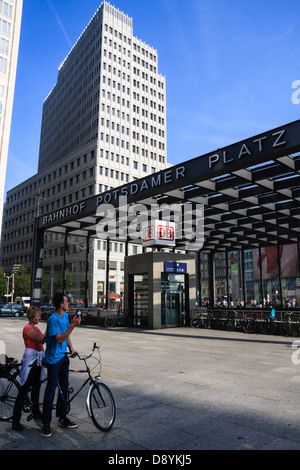 Postdamer Platz Eingang zur u-Bahn in Berlin, Deutschland Stockfoto