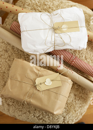 Draufsicht auf Geschenke und Geschenkpapier Rollen Stockfoto