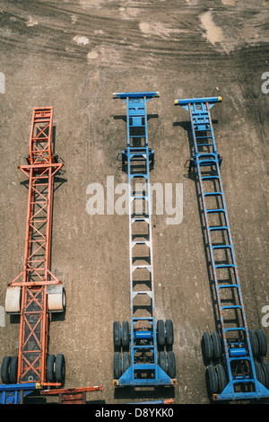 Luftaufnahme des leeren LKW-Anhänger warten auf Container Stockfoto