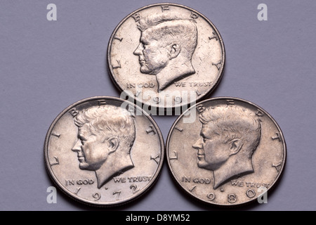 Kennedy half Dollar-Münzen; jeweils einer aus 1991, 1972 und 1980. Stockfoto