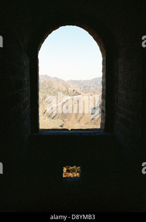 Blick von einer Öffnung in der Great Wall Of China, China. Stockfoto