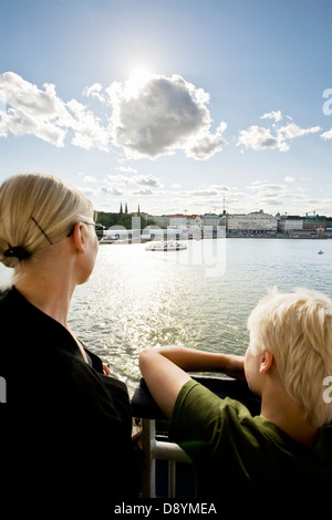 Mutter und Sohn betrachten von einem Schiff Stockfoto