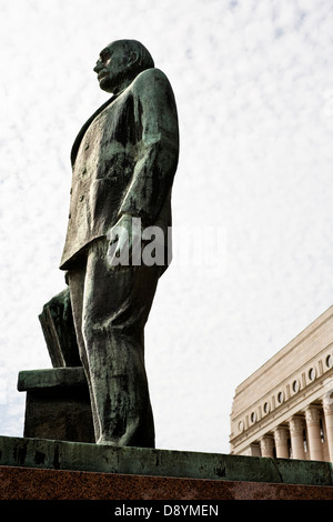 Eine Statue vor dem Parlamentsgebäude in Helsinki, Finnland. Stockfoto