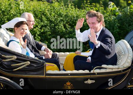 Stockholm, Schweden. 6. Juni 2013. König Carl Gustaf und Königin Silvia, Prinzessin Madeleine und Chris O'Neill von Schweden besuchen die Feierlichkeiten im Skansen Park während Nationalfeiertag, Stockholm, Schweden, 6. Juni 2013. Foto: Patrick van Katwijk/Dpa/Alamy Live News Stockfoto