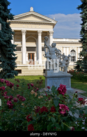 Kopie der Skulpturengruppe 'Laocoön und seiner Söhne und das Archäologische Museum in Odessa, Ukraine Stockfoto