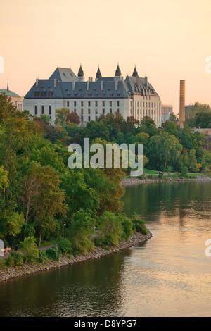 Ottawa-Sonnenuntergang über Fluss mit historischer Architektur. Stockfoto