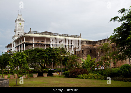 Das House of Wonders oder Palast der Wunder (in Arabisch: Beit al Ajaib) ist ein Wahrzeichen in Stonetown, Zanzibar. Stockfoto