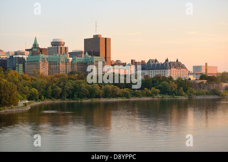 Ottawa-Sonnenuntergang über Fluss mit historischer Architektur. Stockfoto