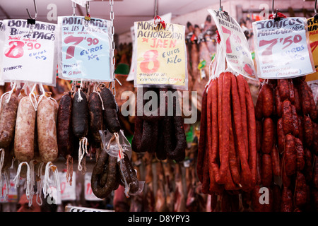 Auswahl an Wurst am Marktstand Stockfoto