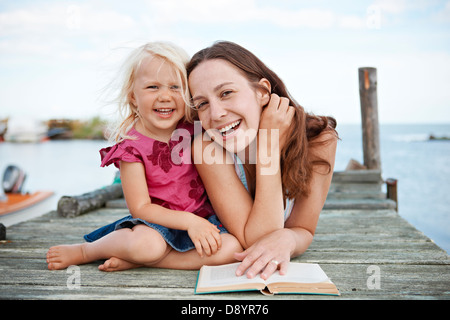 Mutter und Tochter ruht auf Steg, Lächeln, Porträt Stockfoto