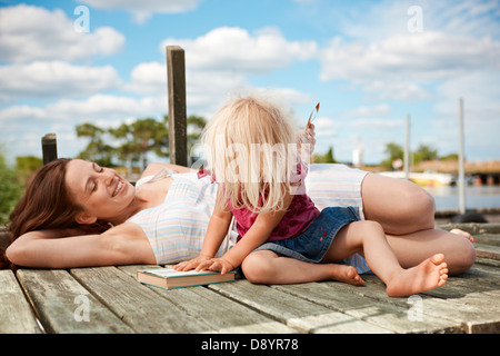 Mutter und Tochter ruht auf Steg Stockfoto