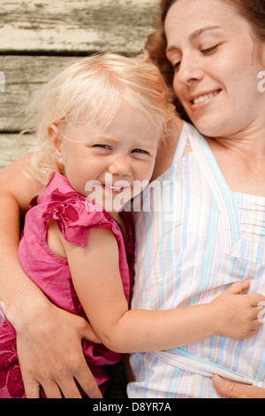 Mutter und Tochter am Steg liegen Stockfoto