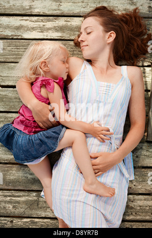 Mutter und Tochter schlafen auf Steg Stockfoto