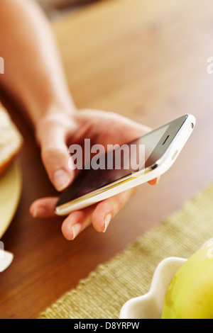 Nahaufnahme der Womans Hand halten Handys Stockfoto