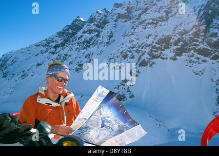 Eine Frau mit einer Karte in den Bergen in Chile. Stockfoto