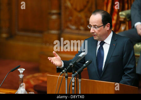 Tokio, Japan. 7. Juni 2013. Frankreichs Präsident Francois Hollande richtet sich an die Mitglieder der beiden Häuser am oberen Haus in Tokio, Japan, 7. Juni 2013. Präsident Hollande ist für einen dreitägigen Staatsbesuch in Japan. (Foto von Yusuke Nakanishi/Abaca Presse/Alamy Live-Nachrichten) Stockfoto