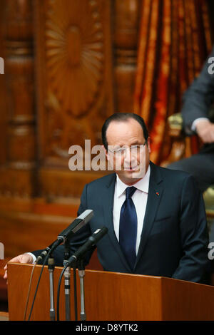 Tokio, Japan. 7. Juni 2013. Frankreichs Präsident Francois Hollande richtet sich an die Mitglieder der beiden Häuser am oberen Haus in Tokio, Japan, 7. Juni 2013. Präsident Hollande ist für einen dreitägigen Staatsbesuch in Japan. (Foto von Yusuke Nakanishi/Abaca Presse/Alamy Live-Nachrichten) Stockfoto