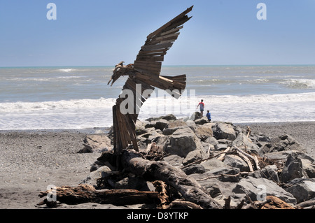 Eine erstaunliche Treibholz Skulptur am Strand von Hokitika an der Westküste der Südinsel von Neuseeland Stockfoto