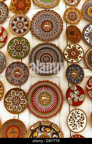 Bunte Keramikplatten anzeigen in einen Souvenir-Shop. Stockfoto