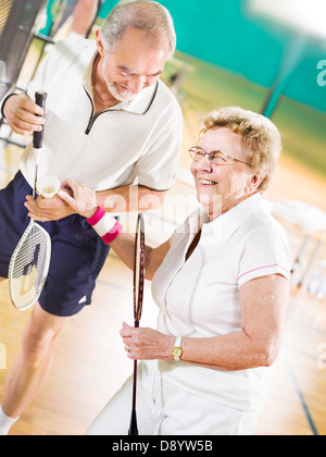 Ein paar Badminton spielen. Stockfoto