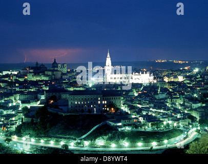 Blick über die Stadt und den Dom bei Nacht bei einem Blitzeinschlag, Toledo, Kastilien la Mancha, Spanien, Westeuropa. Stockfoto