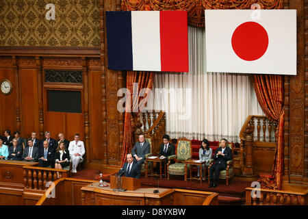 Tokio, Japan. 7. Juni 2013. Frankreichs Präsident Francois Hollande richtet sich an die Mitglieder der beiden Häuser am oberen Haus in Tokio, Japan, 7. Juni 2013. Präsident Hollande ist für einen dreitägigen Staatsbesuch in Japan. (Foto von Yusuke Nakanishi/Abaca Presse/Alamy Live-Nachrichten) Stockfoto