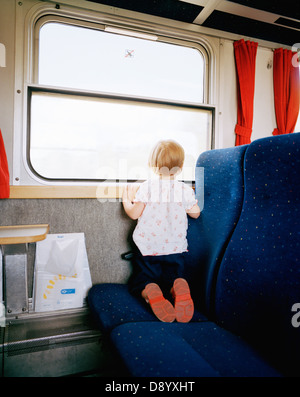 Ein kleines Kind in einem Zug. Stockfoto