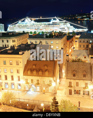 Kreuzfahrt-Schiff und untere Stadt Altbauten in Québec (Stadt) in der Nacht. Stockfoto