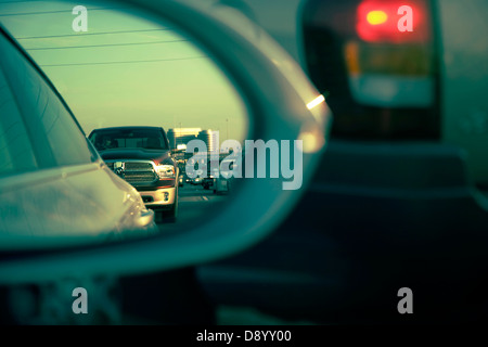 LKW in einem Autospiegel auf einem Intersate Highway in Texas USA abholen Stockfoto