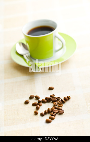 die Kaffeebohnen auf Retro-tabelcloth Stockfoto